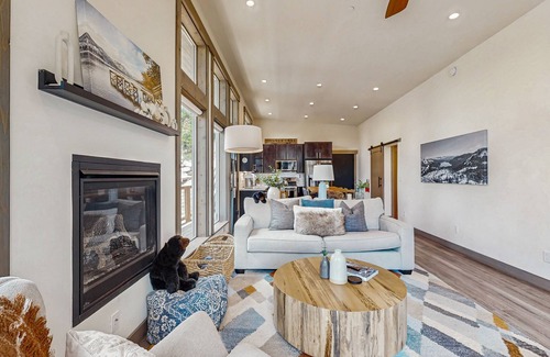 Truckee Haus | New, mountain-modern cabin with gas fireplace & great location
