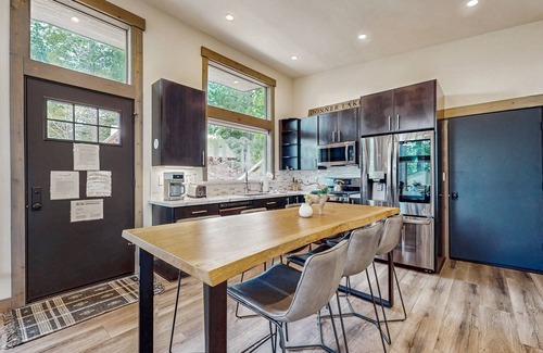 Truckee Haus | New, mountain-modern cabin with gas fireplace & great location