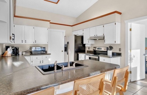 Sierra Vista Haus | NEW Mountain View 4 BDRM Home with Pool & Spa, right on a Golf Course