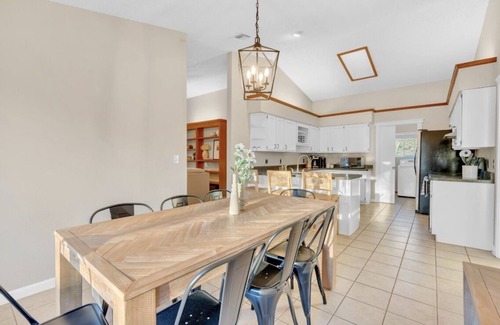 Sierra Vista Haus | NEW Mountain View 4 BDRM Home with Pool & Spa, right on a Golf Course