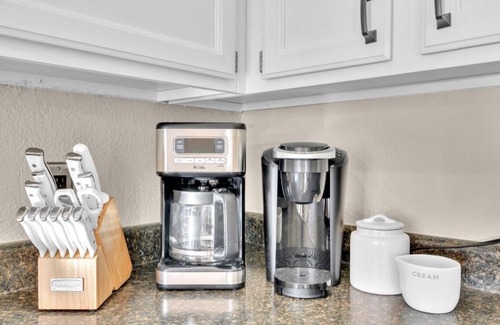 Sierra Vista Haus | NEW Mountain View 4 BDRM Home with Pool & Spa, right on a Golf Course