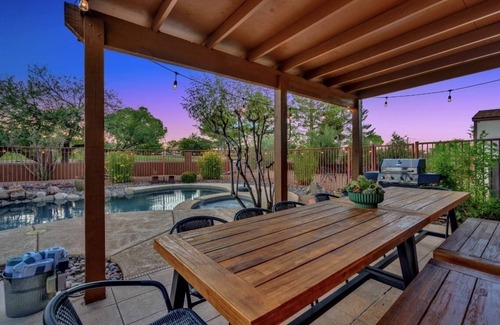 Sierra Vista Haus | NEW Mountain View 4 BDRM Home with Pool & Spa, right on a Golf Course