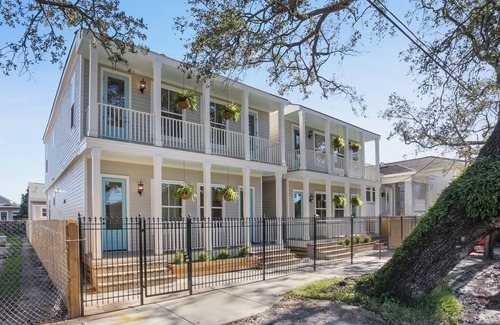 Faubourg Delassize Haus | New Orleans Chic Oasis for 14, Near St. Charles