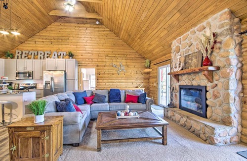 Osage Beach Kabine | NEW! Osage Beach Cabin w/ Deck, Fire Pits and Private Dock!
