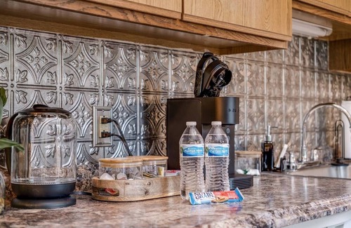 Ypsilanti Wohnung | NEW! Pet-Friendly Furnished Apt Near EMU Free Parking