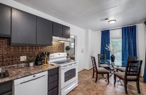 Ypsilanti Wohnung | NEW! Pet-Friendly Furnished Apt Near EMU Free Parking