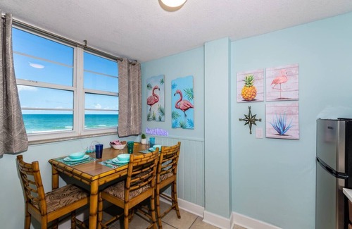 East Daytona Wohnung | NEW POOL OPEN! Direct Oceanfront | Remodeled Tiki Theme | Private Balcony