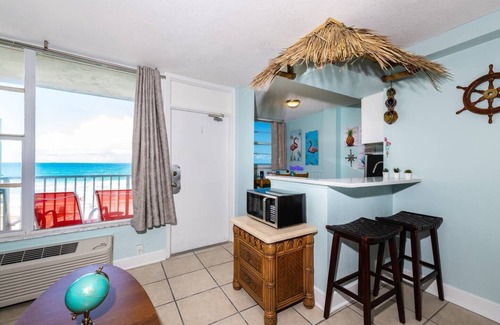 East Daytona Wohnung | NEW POOL OPEN! Direct Oceanfront | Remodeled Tiki Theme | Private Balcony