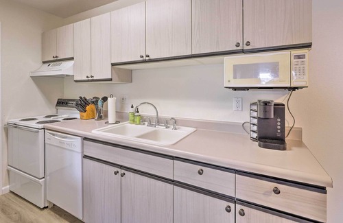 Pullman Eigentumswohnung | NEW! Pullman Condo w/ Balcony ~ 1 Mi to WSU Campus