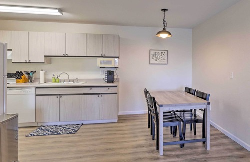 Pullman Eigentumswohnung | NEW! Pullman Condo w/ Balcony ~ 1 Mi to WSU Campus