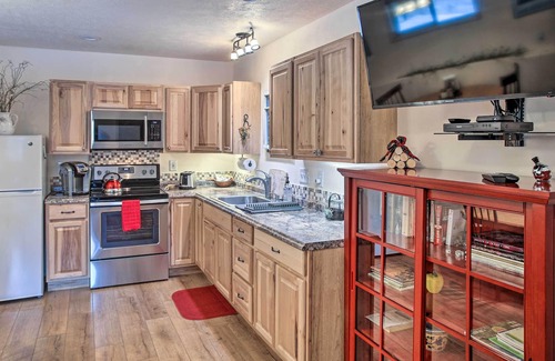 Rathdrum Wohnung | NEW! Rathdrum Escape w/ Hot Tub, 2 Blocks to Water