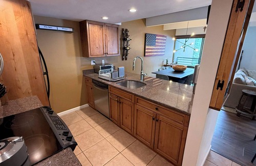 Vail Eigentumswohnung | New Rental - Vail Mountain Views, Outdoor Hot Tub, Great Location. Pet Friendly