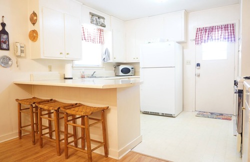 Brandon Haus | NEW! Retro Retreat - Historic District Downtown Brandon