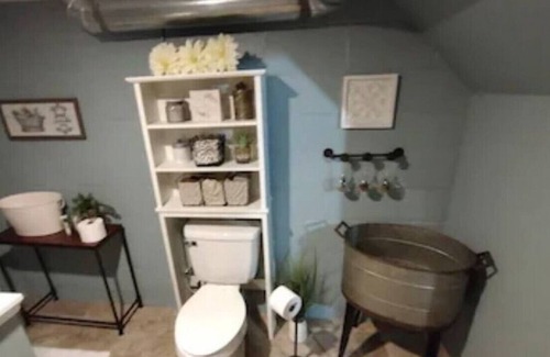 Barberton Haus | NEW: Romantic west side cottage