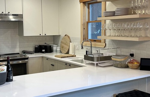 West Dover Haus | New Ski home next to mount snow, kingswood. Ski bus to front door and pool