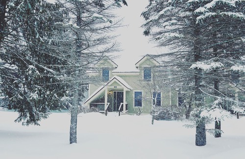 West Dover Haus | New Ski home next to mount snow, kingswood. Ski bus to front door and pool