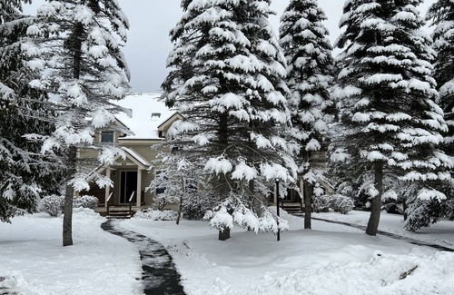 West Dover Haus | New Ski home next to mount snow, kingswood. Ski bus to front door and pool