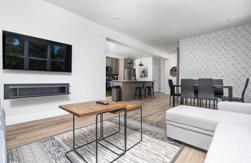 Traverse City Eigentumswohnung | NEW Slabtown Suites on Front Street Unit 204