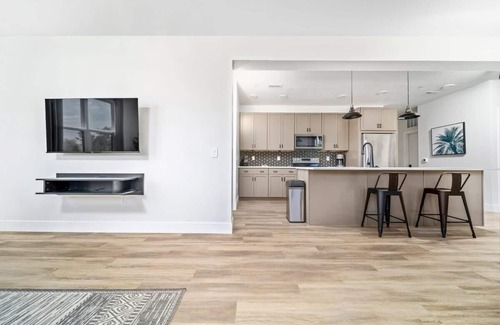 Traverse City Eigentumswohnung | NEW Slabtown Suites on Front Street Unit 204