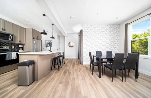 Traverse City Eigentumswohnung | NEW Slabtown Suites on Front Street Unit 204