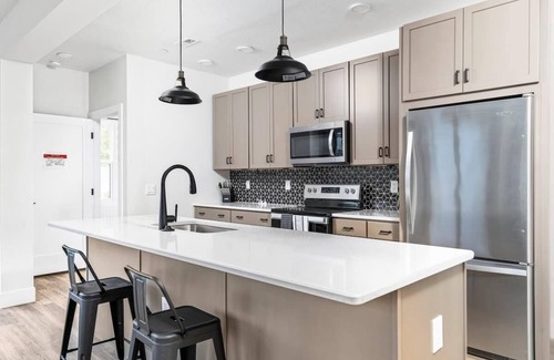 Traverse City Eigentumswohnung | NEW Slabtown Suites on Front Street Unit 204