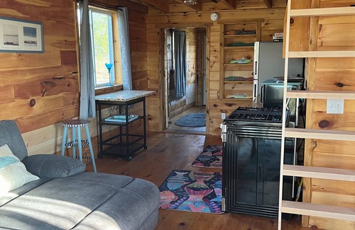 Wilton Hütte | New spacious-charming one bedroom cottage with loft at Wilson Lake Country Club