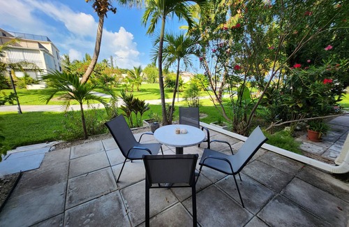 Williams Town Eigentumswohnung | NEW Stunning Ground Floor Beachfront Studio in Coral Beach, Grand Bahamas