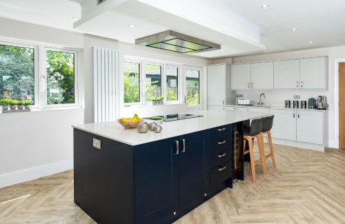 St Leonards Haus | NEW! Stunning & Modern 5 bedroom home with Parking & Garden - Excellent Location!