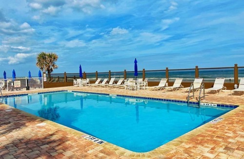 Bostwick Park Wohnung | NEW! Stunning Ocean Front Studio Private Balcony