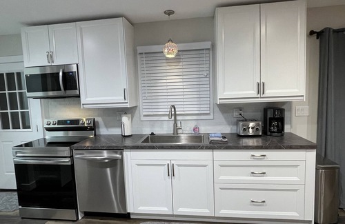 Mentor-on-the-Lake Haus | NEW, Super Comfortable Ranch!