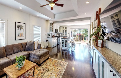Ventura Haus | NEW Surfrider Bungalow - walk to downtown and the beach!