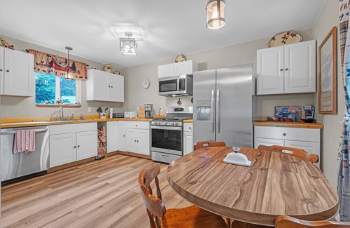 Enumclaw Haus | NEW! Treehaven Barn 3-Bedroom Farmhouse - Pets Allowed