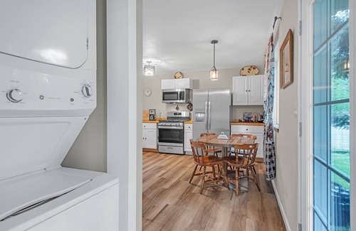 Enumclaw Haus | NEW! Treehaven Barn 3-Bedroom Farmhouse - Pets Allowed