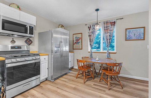 Enumclaw Haus | NEW! Treehaven Barn 3-Bedroom Farmhouse - Pets Allowed