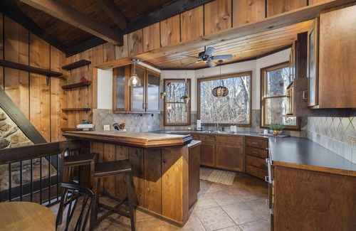 Highlandville Kabine | NEW! Treehouse in The Ozarks w/ Hot Tub