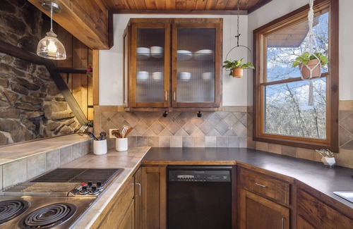 Highlandville Kabine | NEW! Treehouse in The Ozarks w/ Hot Tub