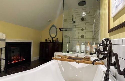 Martinsburg Haus | ►New! Unique Custom Crafted Train Station Lodge W/ private walking trails