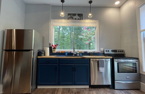 Martinsburg Haus | ►New! Unique Custom Crafted Train Station Lodge W/ private walking trails