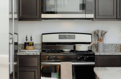 Northeast Reno Haus | ⭐️NEW⭐️ Upscale Retreat, 65" TV, Netflix, Patio, Mtn Views, 5 Min to UNR/Hwy 395