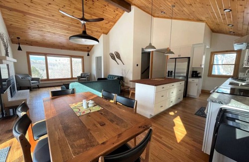 Wilmington Haus | New-Walk to Wilmington, Min from MT Snow. Hot Tub!