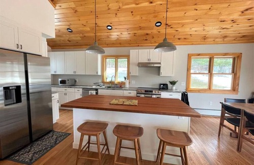 Wilmington Haus | New-Walk to Wilmington, Min from MT Snow. Hot Tub!