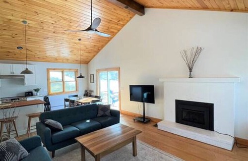 Wilmington Haus | New-Walk to Wilmington, Min from MT Snow. Hot Tub!