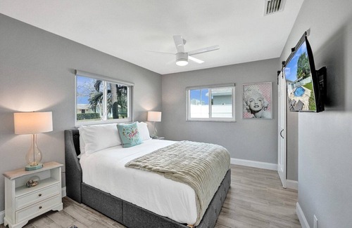 Golfview Harbor Haus | *NEW* Waterfront Tropic Oasis: Pool / Canal / Dock / Air Hockey!