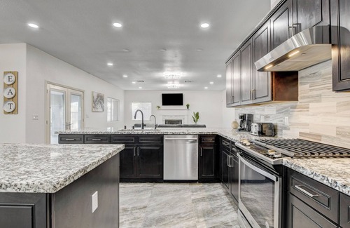 Las Vegas Villa | NEW: Waterslide Pool Villa + Basketball Court! 8MIN STRIP! ⭐️⭐️⭐️⭐️⭐️