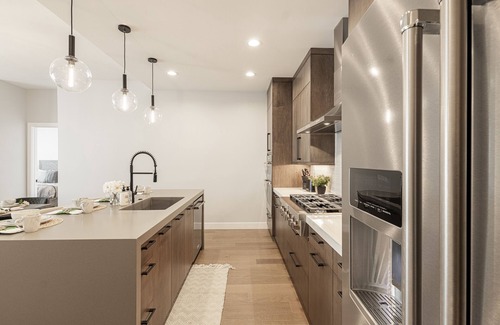 Hideout Haus | New with Gorgeous Views, Wi-fi & Private Hot Tub + Pet-friendly!