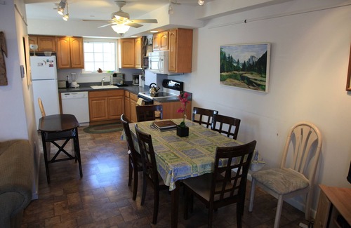 Broad Channel Haus | New York City Vacation home Waterfront with Sunsets over Manhatan