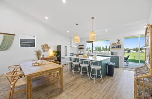 Moses Lake Haus | NEWER Home-HotTub 3 bd. Golf Course-Lake View!