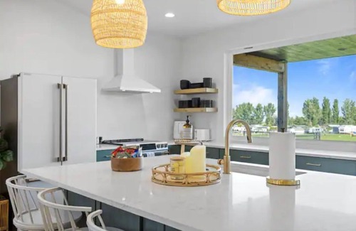 Moses Lake Haus | NEWER Home-HotTub 3 bd. Golf Course-Lake View!