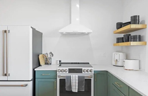 Moses Lake Haus | NEWER Home-HotTub 3 bd. Golf Course-Lake View!