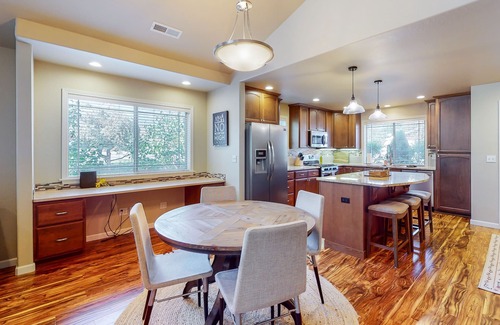 Sandpoint Haus | Newer home with private hot tub, great back patio, fireplace & AC - near skiing